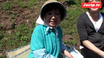 fc2ppv-4676521 - M915G12 58歳農家の熟女もSEXしたい！農作業の途中で青空の下野外SEX！