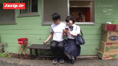 fc2ppv-4414365 - ちっこい彼女の〇が…スカートの中でこっそり生ハメ逆NTR 女がいるのにドプドプ連続中出し野外Ver．_ゆずなちゃん